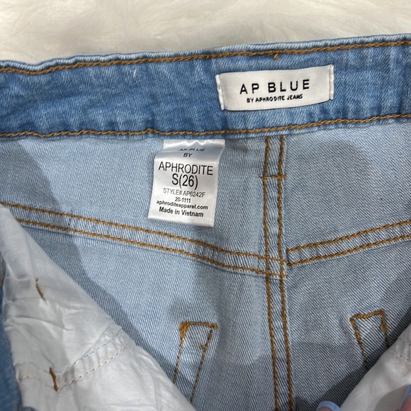 Light denim destroyed frayed hem shorts - Picture 6 of 8